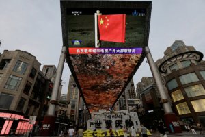 我國首次進行載人月球著陸器攬月試驗 載人登月又近