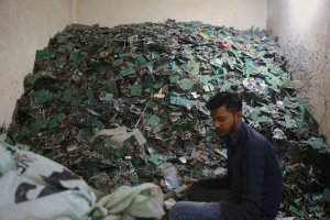 印度初創(chuàng)企業(yè)拆電子垃圾