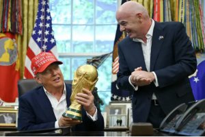 國際足聯主席向特朗普展示2026年世界杯獎杯
