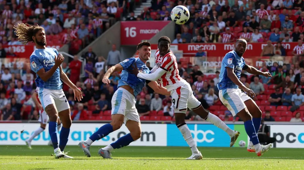 斯托克·迪文·穆巴馬(右二)看著球飛向球門