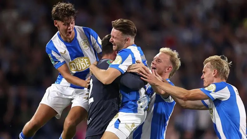 哈德斯菲爾德球員圍住守門員李·尼科爾斯慶祝