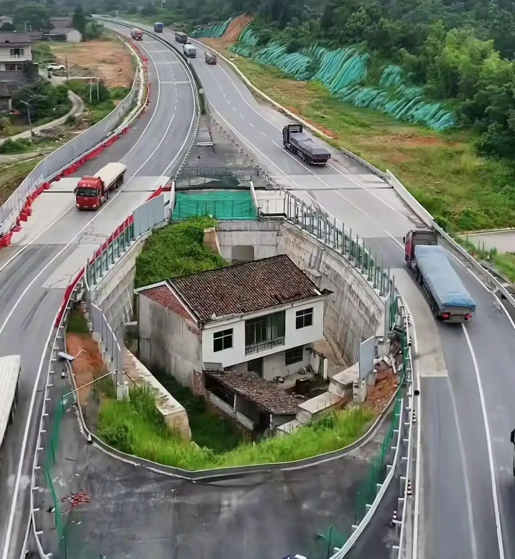 江西“金溪之眼”屋主一家人搬離