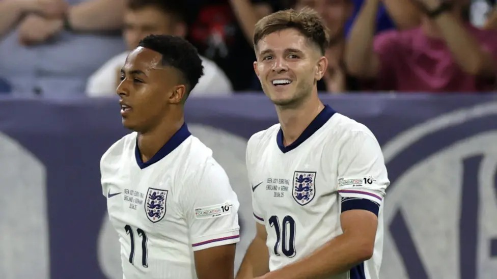 奧馬里·哈欽森和詹姆斯·麥卡蒂今年夏天與英格蘭U21國家隊一起贏得了2025年歐洲杯冠軍