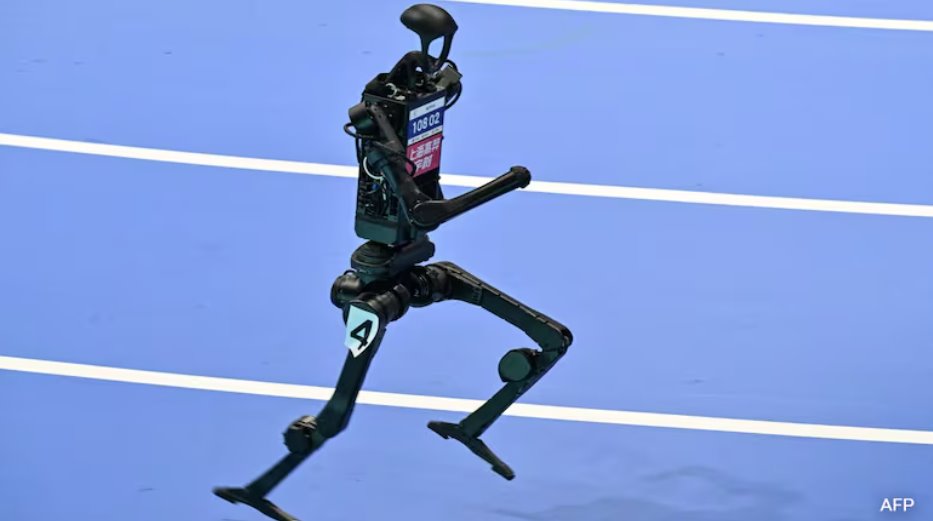 北京世界人形機器人運動會期間，一個機器人參加400米跑比賽。