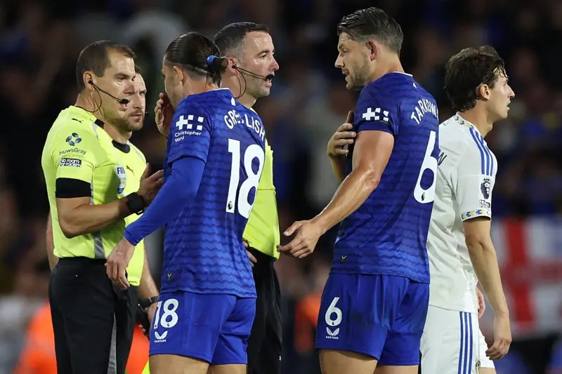 終場(chǎng)哨聲響起時(shí),杰克·格拉利什和詹姆斯·塔科夫斯基與裁判克里斯·卡瓦納交談