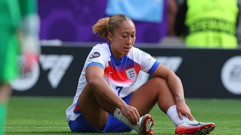 2025年歐洲杯期間,英格蘭前鋒勞倫·詹姆斯坐在草坪上,一臉失望