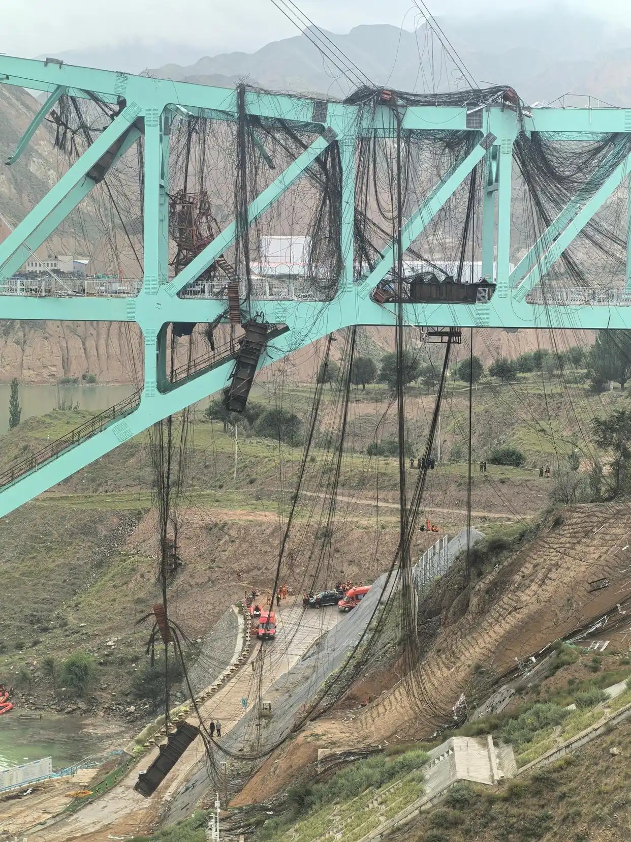 人民日報三問尖扎黃河特大橋事故