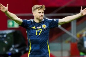 蘇格蘭中場球員斯圖爾特·阿姆斯特朗與阿伯丁隊簽