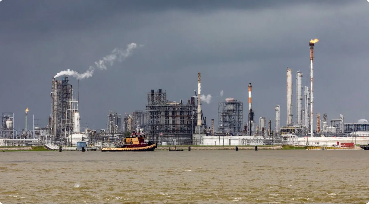 密西西比河對岸，美國路易斯安那州漢維爾市的陶氏化學石化生產基地。