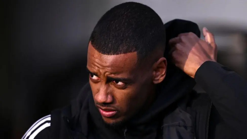 紐卡斯?fàn)柭?lián)隊(duì)以英國創(chuàng)紀(jì)錄的轉(zhuǎn)會(huì)費(fèi)將亞歷山大·伊薩克賣給了利物浦