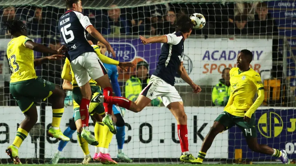 利亞姆·亨德森為法爾科克隊攻入扳平比分的一球,擊敗了希伯尼安隊