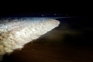 錢塘江現震撼月亮潮