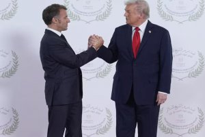 特朗普和埃馬紐埃爾·馬克龍?jiān)诎＜瓣滞笤诰W(wǎng)上瘋