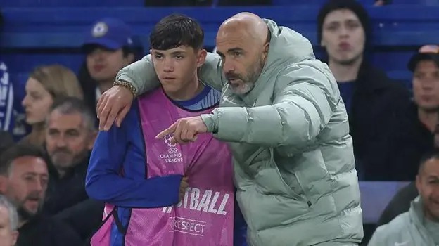 雷吉·沃爾什在對陣阿賈克斯的第65分鐘替換羅密歐·拉維亞